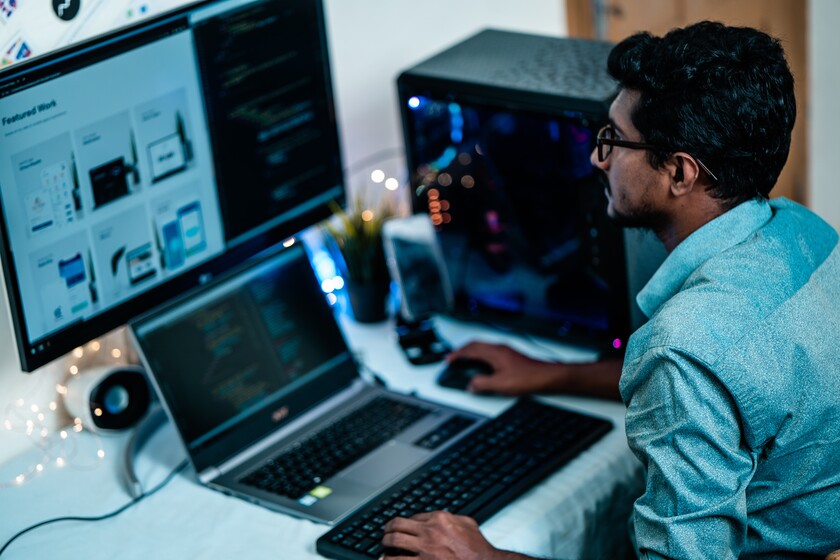 Persona trabajando en computadora por largas horas